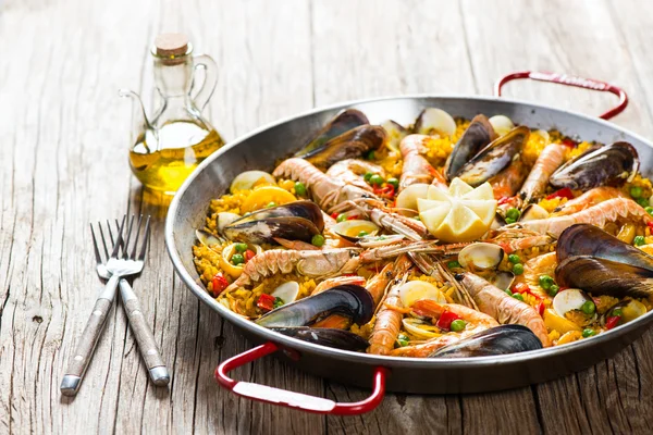 Paella mit Muscheln und Garnelen — Stockfoto