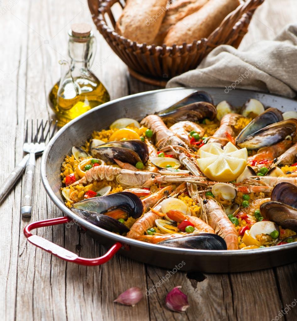 Vegetable paella with seafood