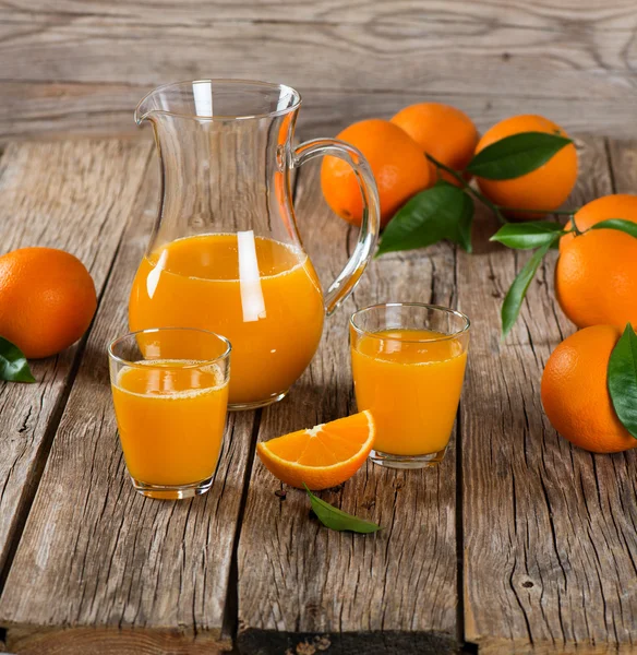Sok pomarańczowy i świeże pomarańcze — Zdjęcie stockowe
