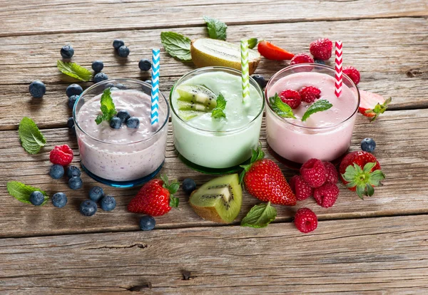 Meyve ve meyve sağlıklı smoothies