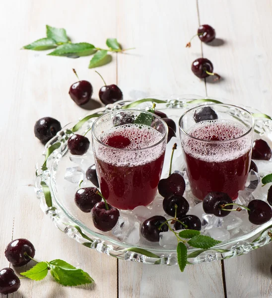 Fresh juice with sweet cherries — Stock Photo, Image