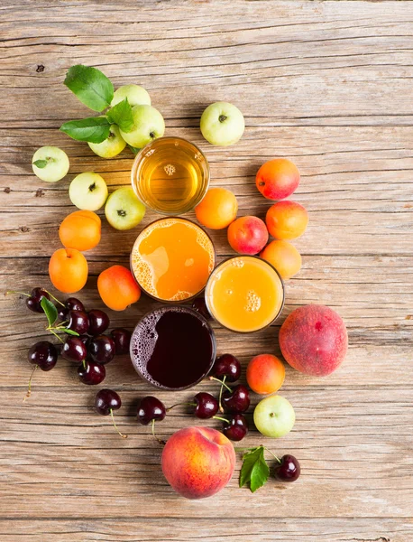 Juices and fruits, view from above. — Stock Photo, Image