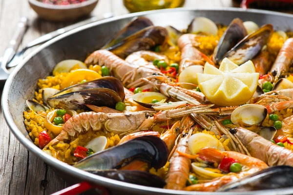 İspanyol paella deniz ürünleri