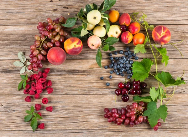 Frutta fresca e bacche in una struttura — Foto Stock