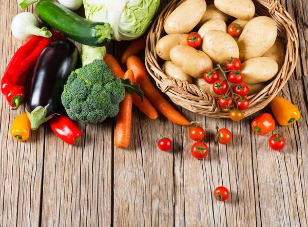 Grupo de verduras cruas, vista de cima — Fotografia de Stock