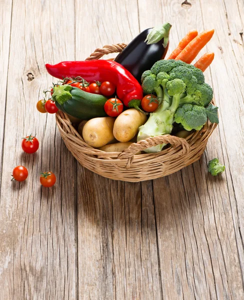 Basket with fresh vegetables — Stock Photo, Image