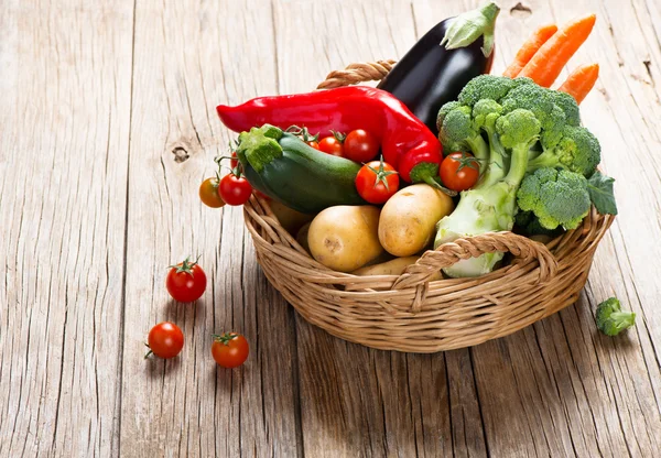 Légumes dans un panier ondulé — Photo