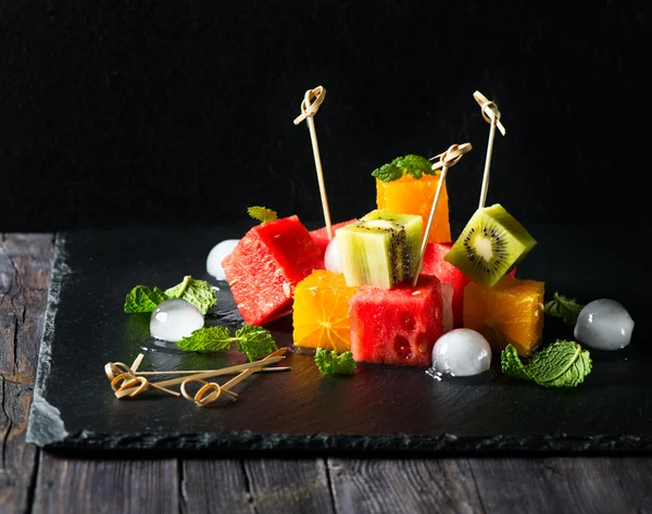 Taze organik meyve salatası — Stok fotoğraf