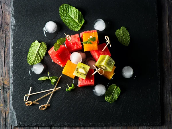 Ensalada de frutas frescas y sabrosas, vista desde arriba —  Fotos de Stock