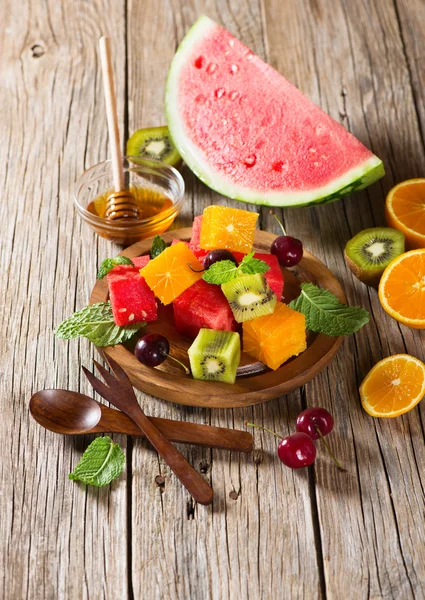 Fruktsallad på bord — Stockfoto