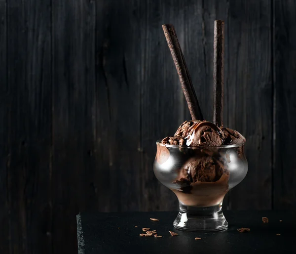 Scoops van chocolade-ijs — Stockfoto