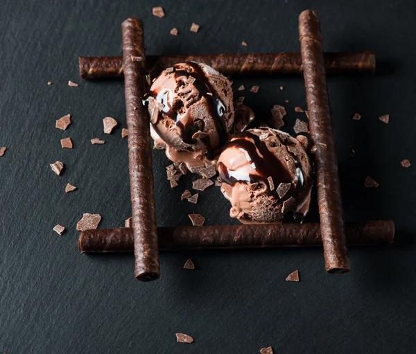 Helado de chocolate helado servido con palitos de oblea —  Fotos de Stock