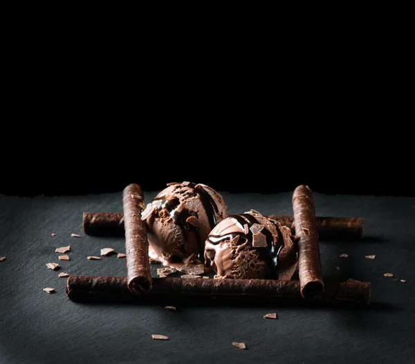 Подавать шоколадное мороженое — стоковое фото