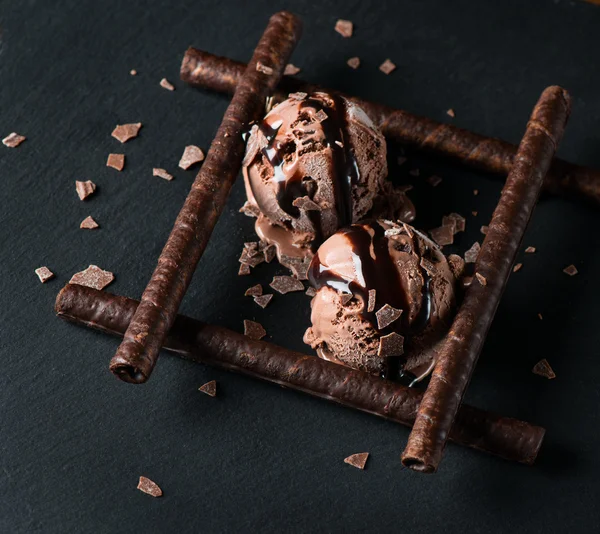 Dos cucharadas de chocolate Helado con cobertura de chocolate —  Fotos de Stock