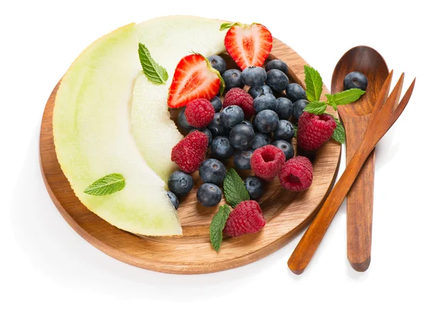 Salada de frutas e bagas — Fotografia de Stock