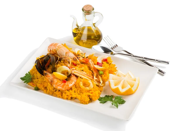 Paella con mariscos en un plato blanco — Foto de Stock