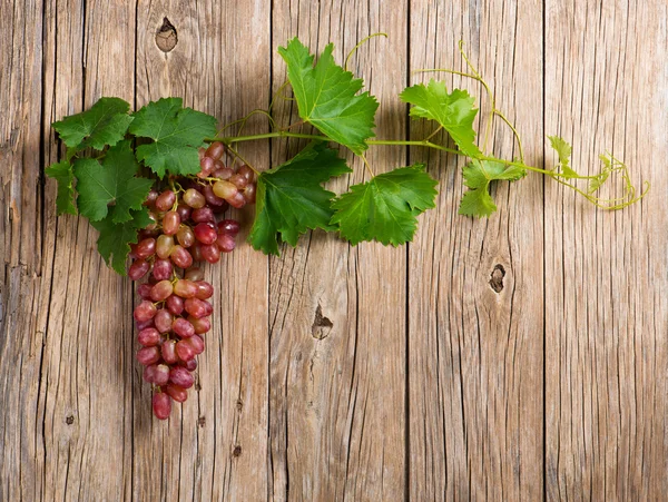 Pink grape with leaves — Stock Photo, Image