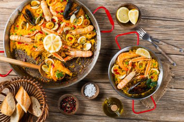 Paella üstten görüntülemek