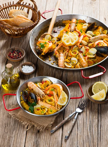 Paella espagnole aux crevettes et palourdes — Photo