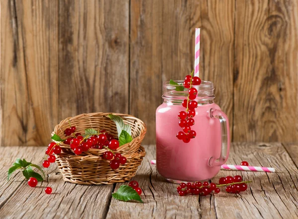 Розовый ягодный коктейль из красной смородины — стоковое фото