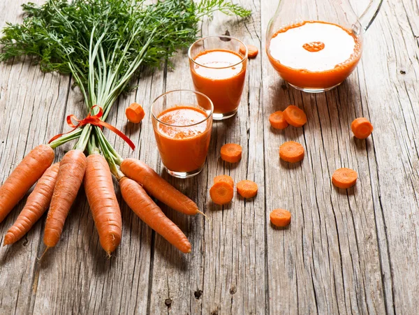 Carrots and carrots juice — Stock Photo, Image