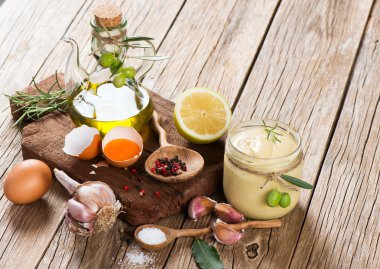 Mayonez bir kavanoz ve malzemeler