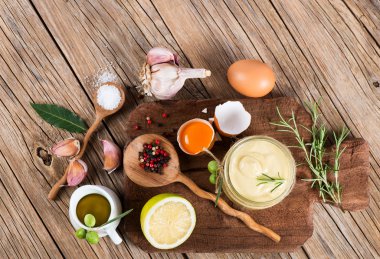 Mayonez ve malzemeler, görüntülemek yukarıdan