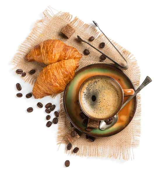 Yukarıdan fincan espresso kruvasan ile vurdu