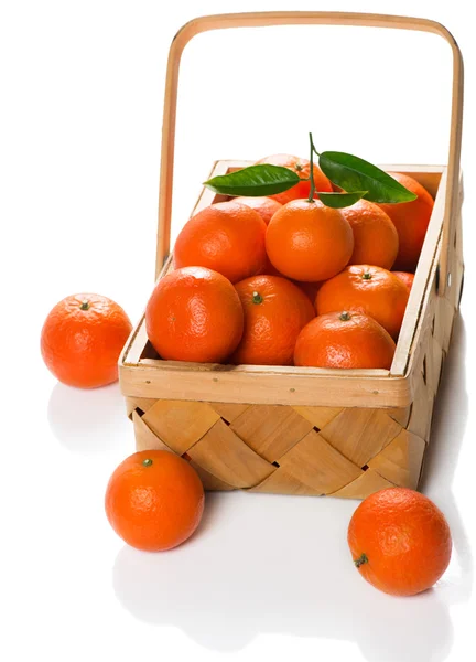 Mandarinky v krabici s rukojetí — Stock fotografie