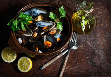 Maydanoz ile pişirilmiş midye