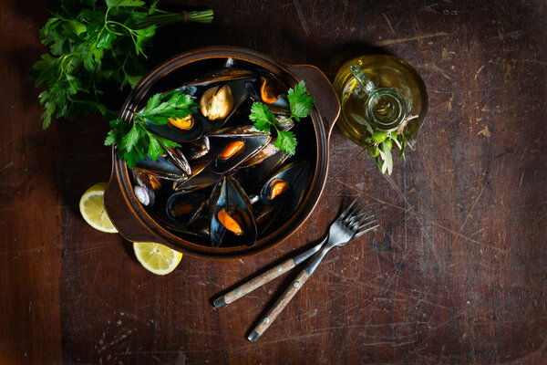 Mussels in a pot, view from above