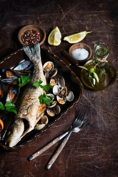Jantar com peixe e mexilhões — Fotografia de Stock