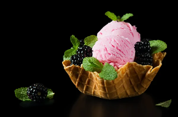 Dessert di gelato e mora — Foto Stock