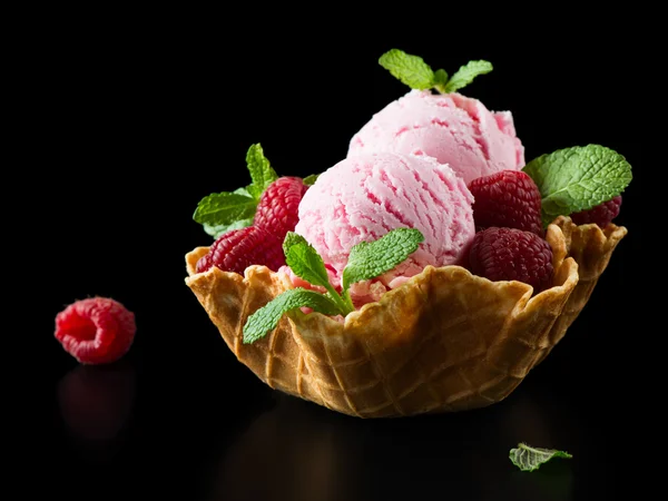 Dessert van ijs en framboos — Stockfoto