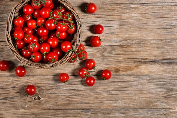 Tomates em uma cesta, vista de cima — Fotografia de Stock