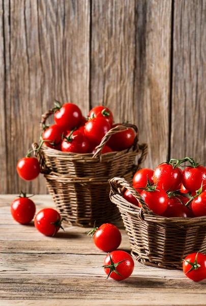 成熟的西红柿在柳条篮子里 — 图库照片
