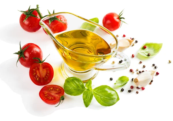 Olijfolie met verse basilicum bladeren en tomaten — Stockfoto