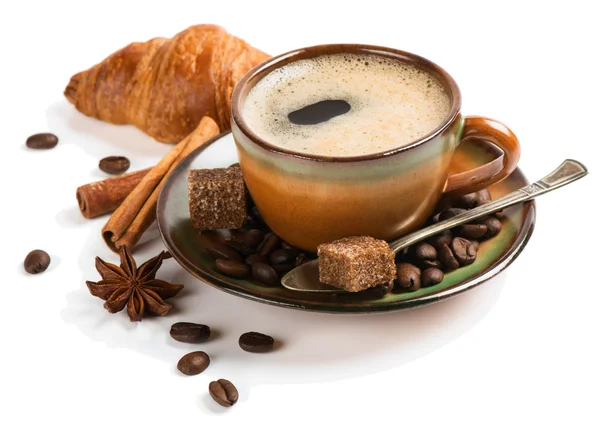 Café con especias y croissant . — Foto de Stock