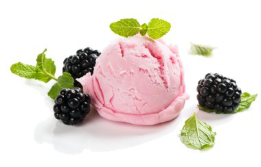 Pembe dondurma ve böğürtlen tek Kepçe