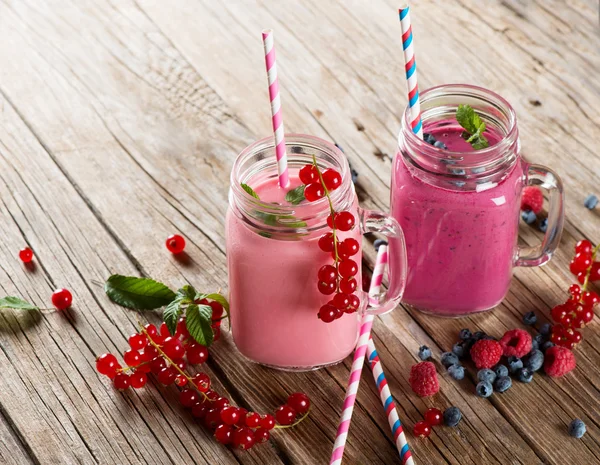 Smoothies aus verschiedenen Beeren — Stockfoto