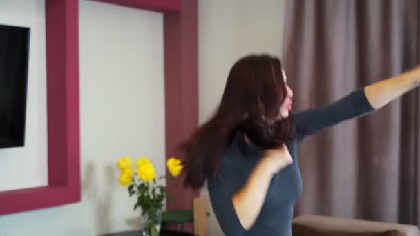 Молодая домохозяйка в агрессивном состоянии боксирует дома в воздухе. 4k — стоковое видео