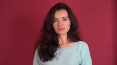 Genç bir kız başparmağını kaldırıyor ve hafifçe gülümsüyor. 4k