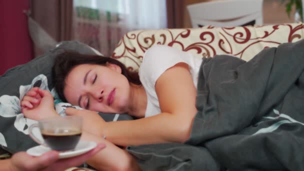 Kötü Sabah Kahvesi Kokusu Uyuyan Bir Kız Yatağa Kahve Getirir — Stok video
