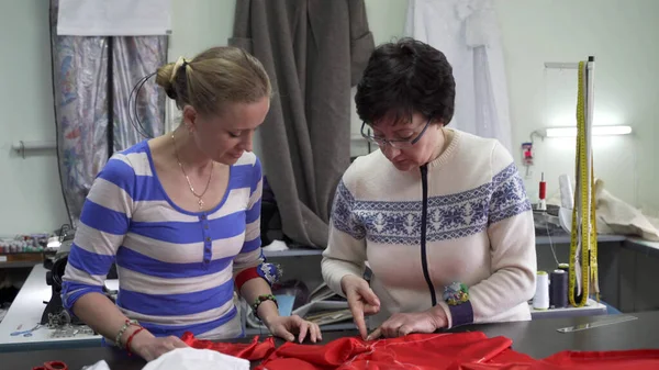 Дві Жінки Підйомники Працюють Студії Виготовлення Ремонту Одягу Ліцензійні Стокові Зображення