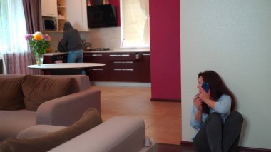 Hırsızlık, evin korkmuş hanımı saklandıktan sonra polisi arar. Adam evi soyuyor ve ganimetleri alıp kaçıyor..