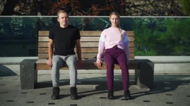 Spor giyimli genç bir çift sabah egzersizlerinde denizin arka planına karşı çarpışırlar. Erkek ve kız birlikte spor yapmaya gidiyorlar. 4k