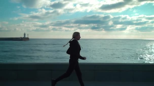 Une Jeune Fille Blonde Petit Matin Est Engagée Dans Jogging — Video