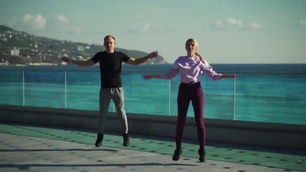 Jong Echtpaar Sportkleding Zijn Bezig Met Ochtendoefeningen Tegen Achtergrond Van — Stockvideo