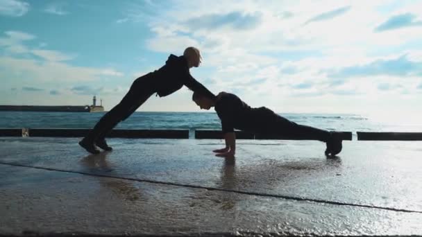 Young Couple Sportswear Engaged Morning Exercises Background Sea Guy Girl — Stock Video