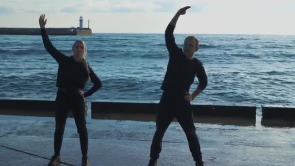 Unga Par Sportkläder Deltar Morgonövningar Mot Bakgrund Havet Killen Och — Stockvideo